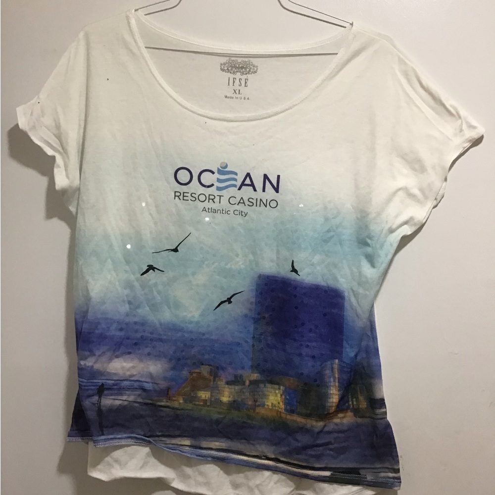 NWOT Beautiful Ocean View Sparkly Short Sleeve Top in XL